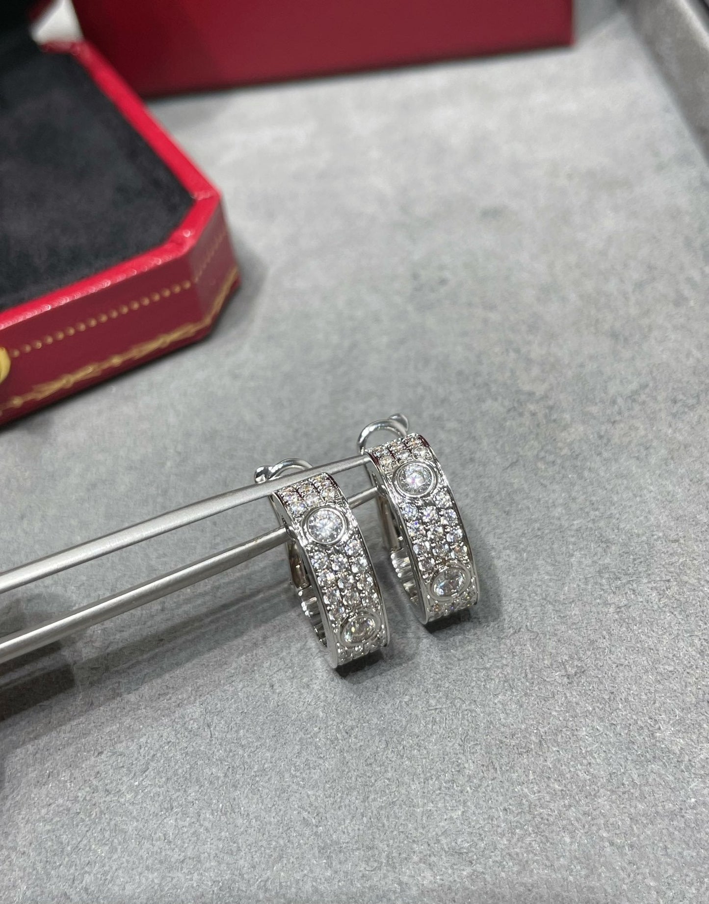 [Joyas Regalia] PENDIENTES LOVE DE 5,5 MM CON DIAMANTES PAVÉ