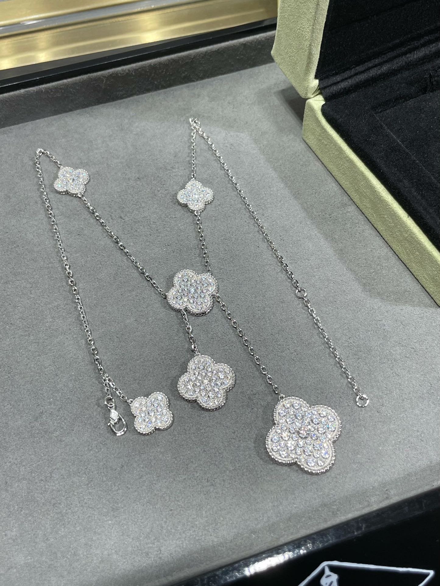[Regalia jewelry]CLOVER 6 MOTIF DIAMOND PAVED NECKLACE