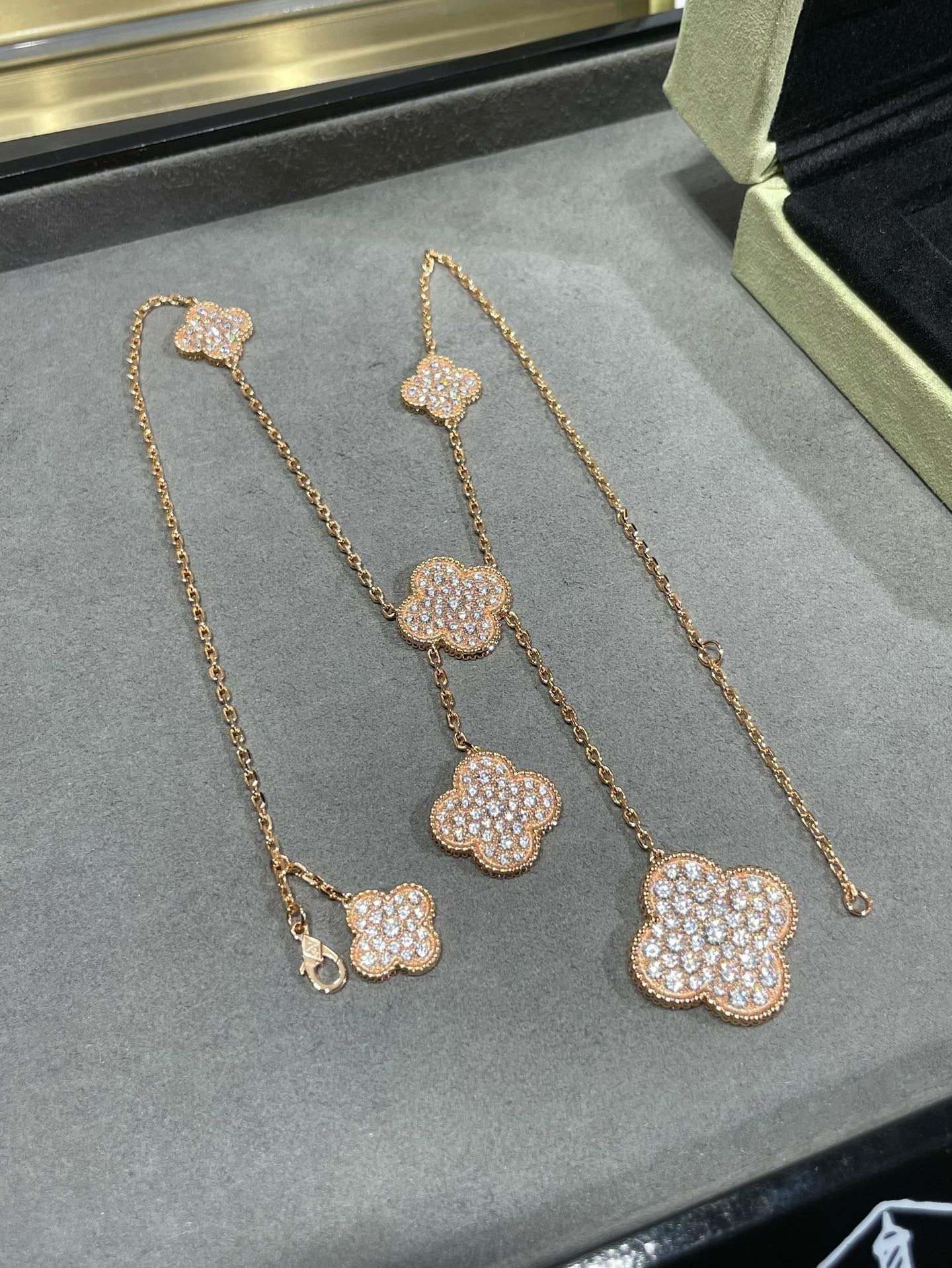 [Regalia jewelry]CLOVER 6 MOTIF DIAMOND PAVED NECKLACE