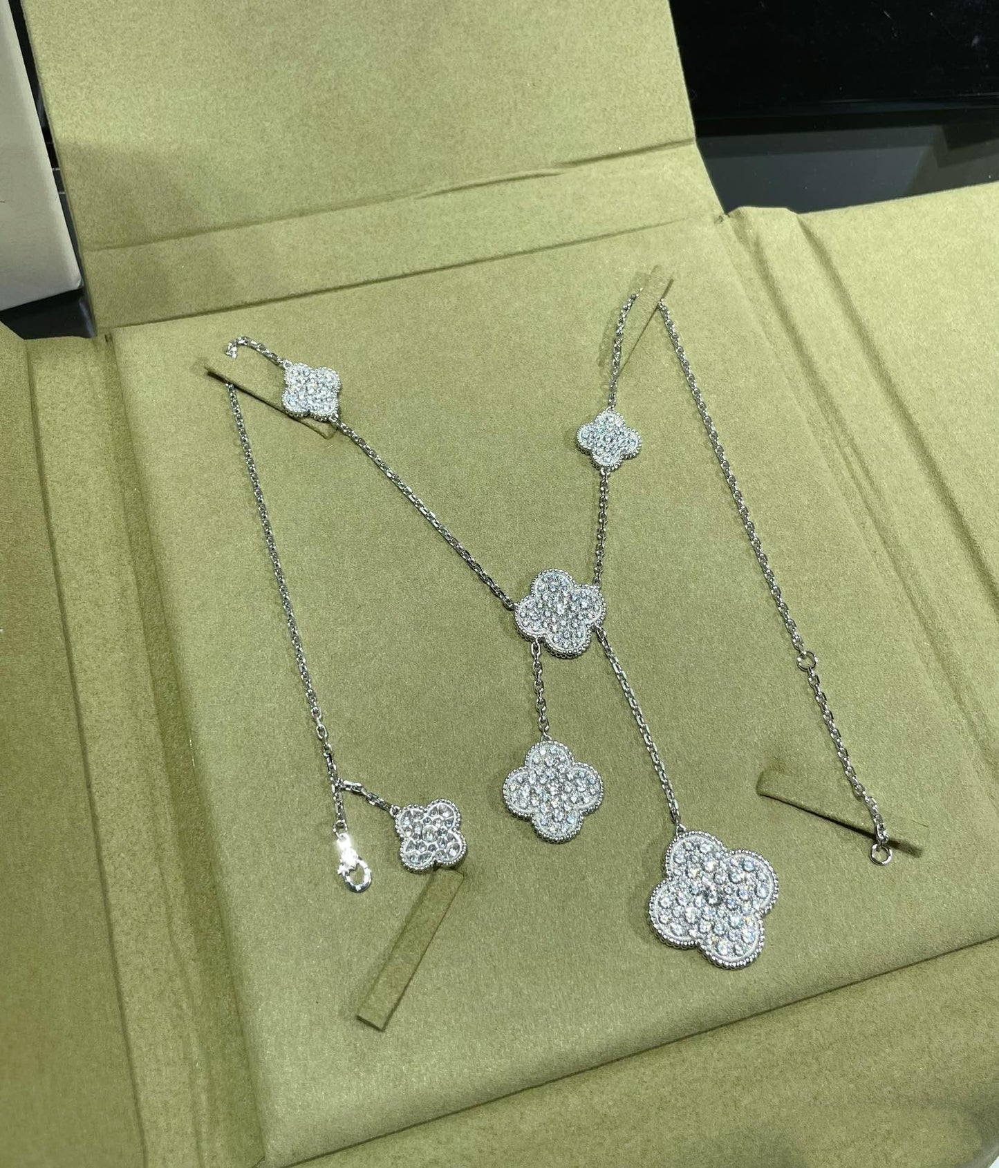 [Regalia jewelry]CLOVER 6 MOTIF DIAMOND PAVED NECKLACE