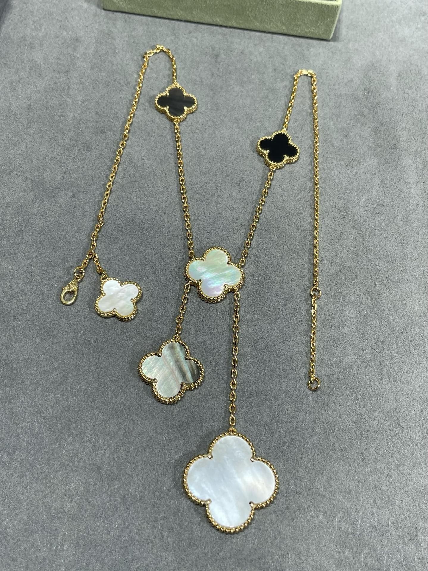 [Regalia jewelry]CLOVER 6 MOTIF MOP ONYX GOLD NECKLACE