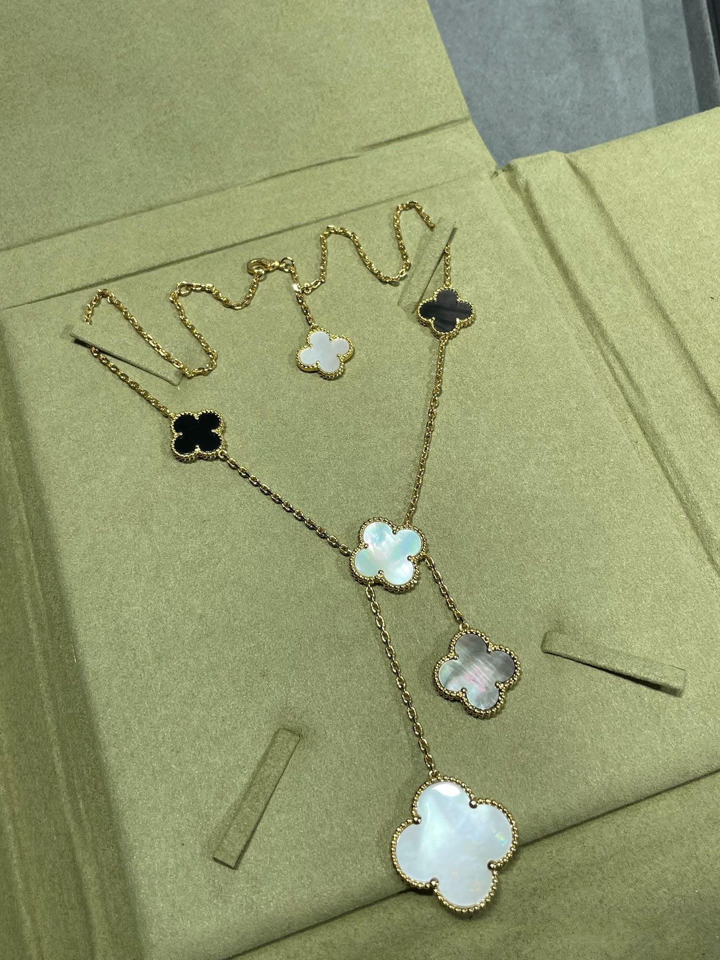 [Regalia jewelry]CLOVER 6 MOTIF MOP ONYX GOLD NECKLACE