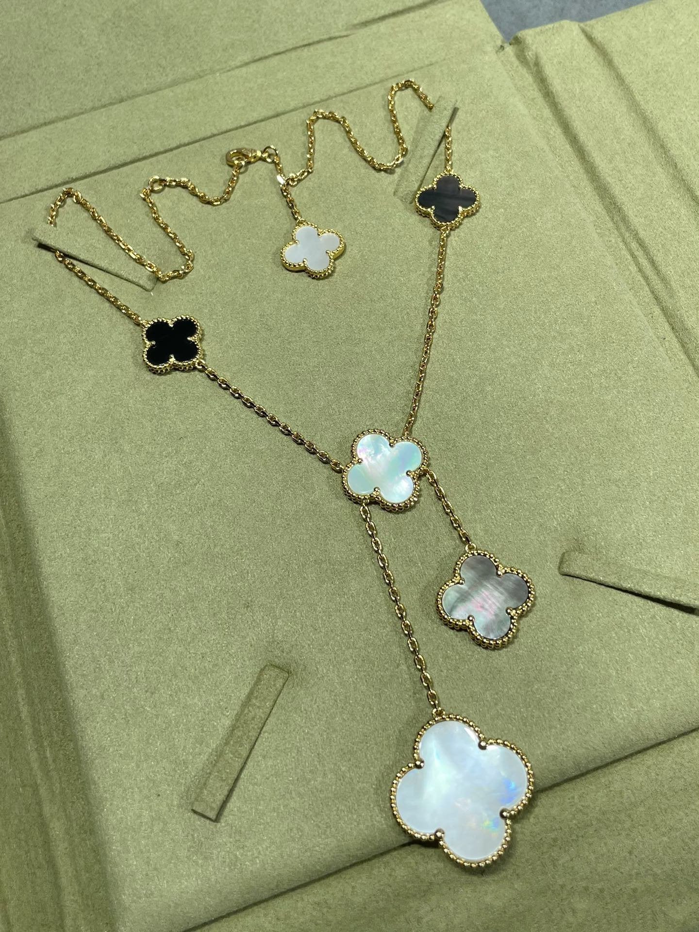 [Regalia jewelry]CLOVER 6 MOTIF MOP ONYX GOLD NECKLACE