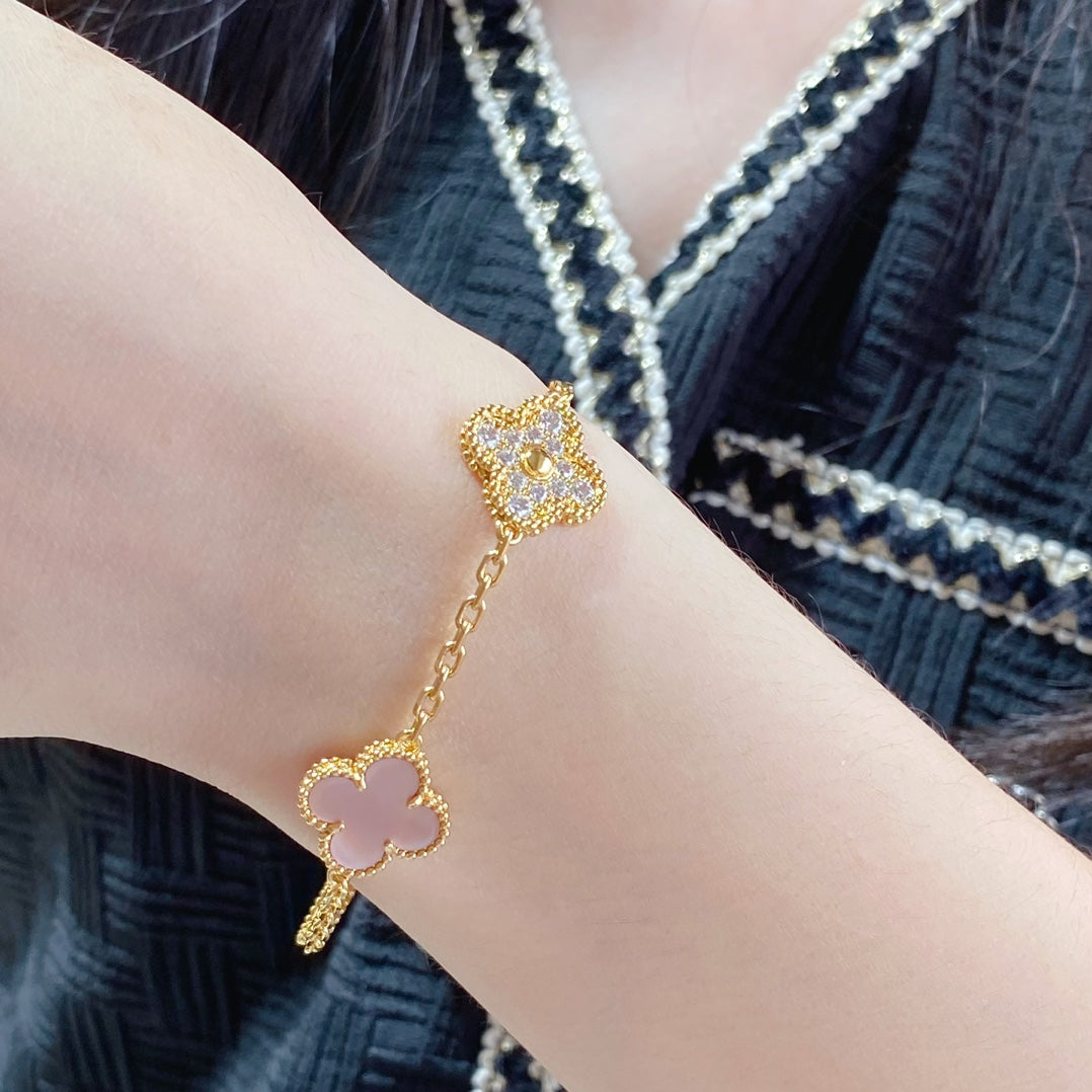 [Joyas Regalia] PULSERA DE ORO ROSA CON 5 MOTIVOS DE TRÉBOL Y DIAMANTES ROSA