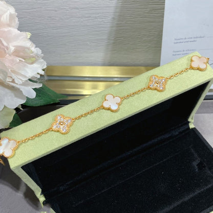 [Joyas Regalia] PULSERA DE ORO ROSA CON 5 MOTIVOS DE TRÉBOL Y DIAMANTES ROSA