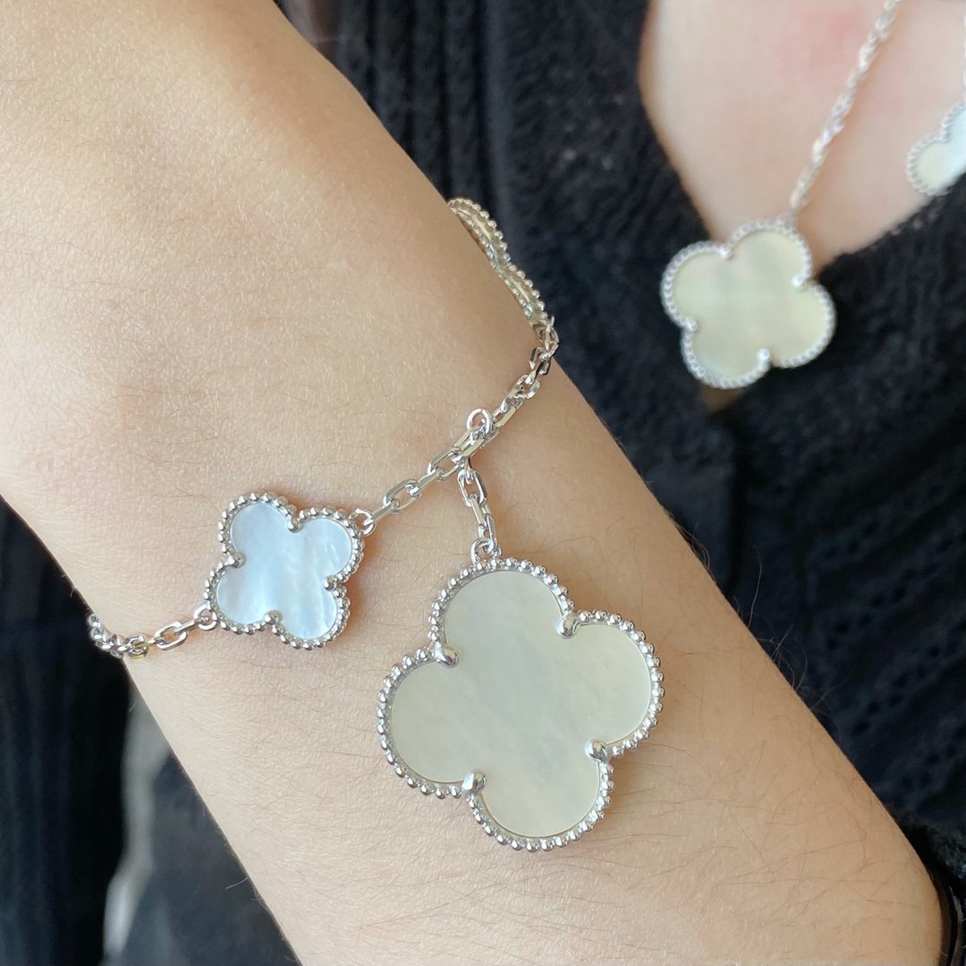 [Joyas Regalia] PULSERA DE PLATA CON 5 MOTIVOS DE TRÉBOL Y MOPA BLANCA