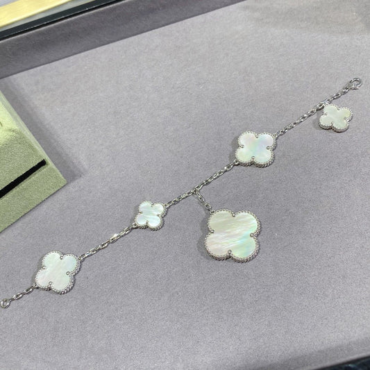 [Joyas Regalia] PULSERA DE PLATA CON 5 MOTIVOS DE TRÉBOL Y MOPA BLANCA