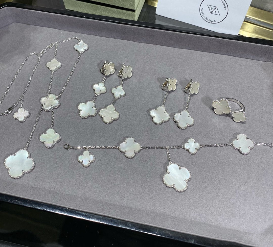 [Joyas Regalia] PULSERA DE PLATA CON 5 MOTIVOS DE TRÉBOL Y MOPA BLANCA