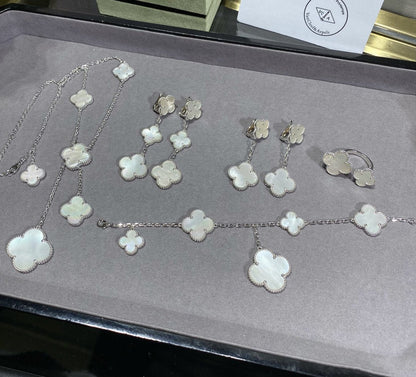 [Joyas Regalia] PULSERA DE PLATA CON 5 MOTIVOS DE TRÉBOL Y MOPA BLANCA
