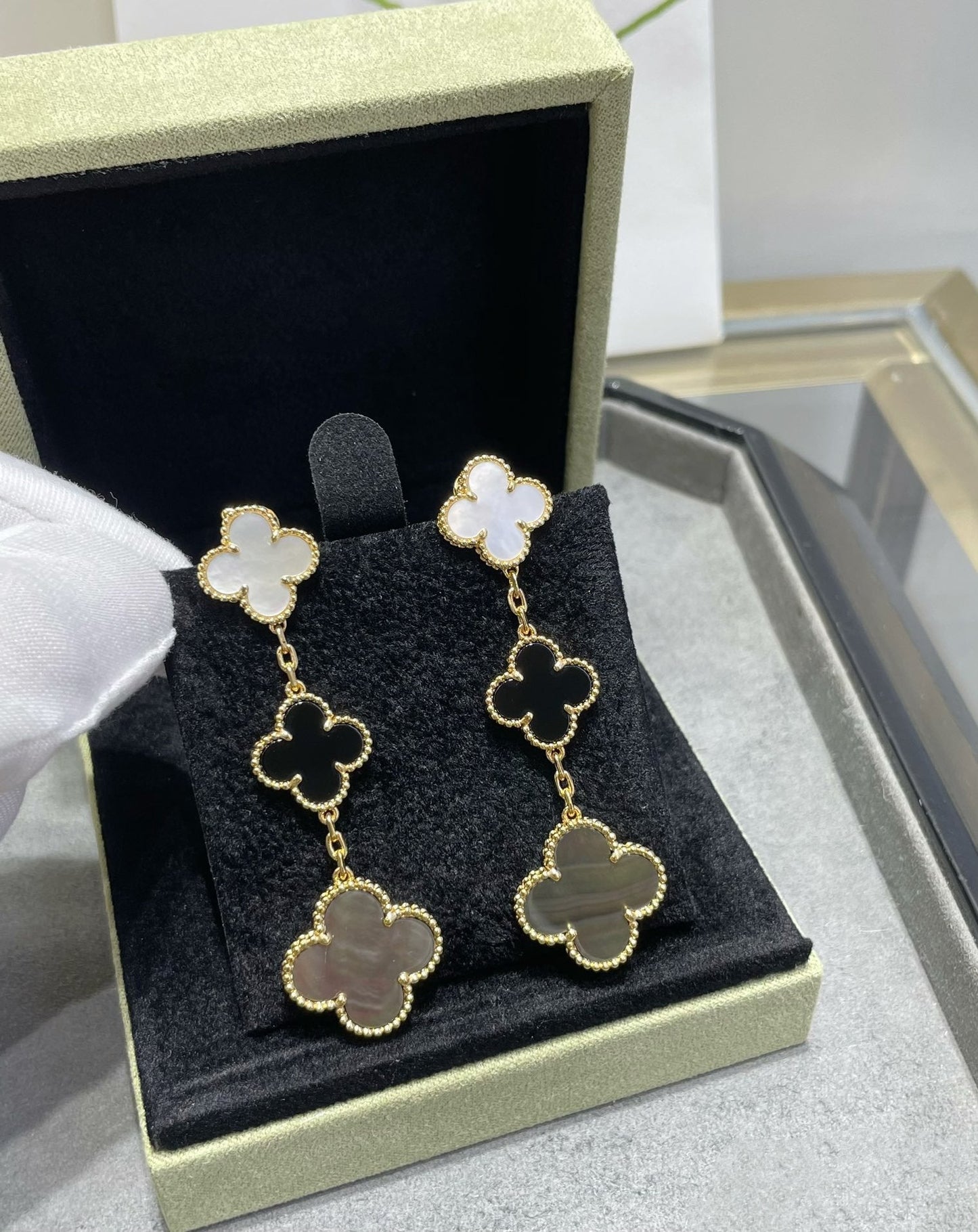 [Regalia jewelry]CLOVER 3 MOTIF MOP ONYX DARK MOP PINK GOLD EARRINGS