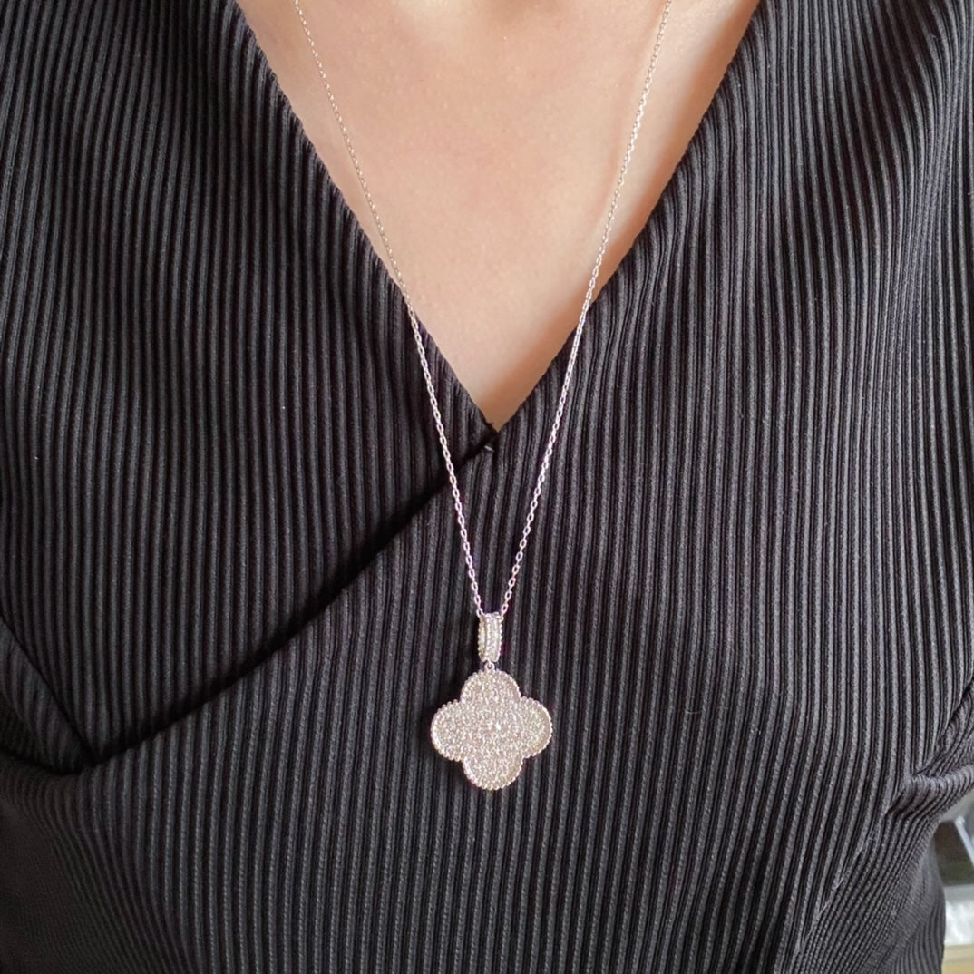 [Joyas Regalia] COLLAR LARGO CON PEDANTE GRANDE DE TRÉBOL DE 25 MM Y DIAMANTES PAVÉ