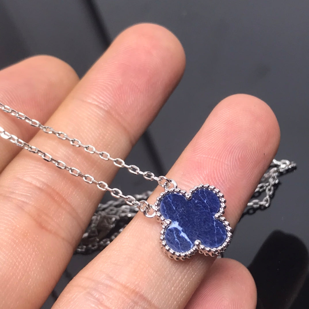 [Joyas Regalia] COLLAR LARGO DE PLATA CON TRÉBOL Y PIETERSITA