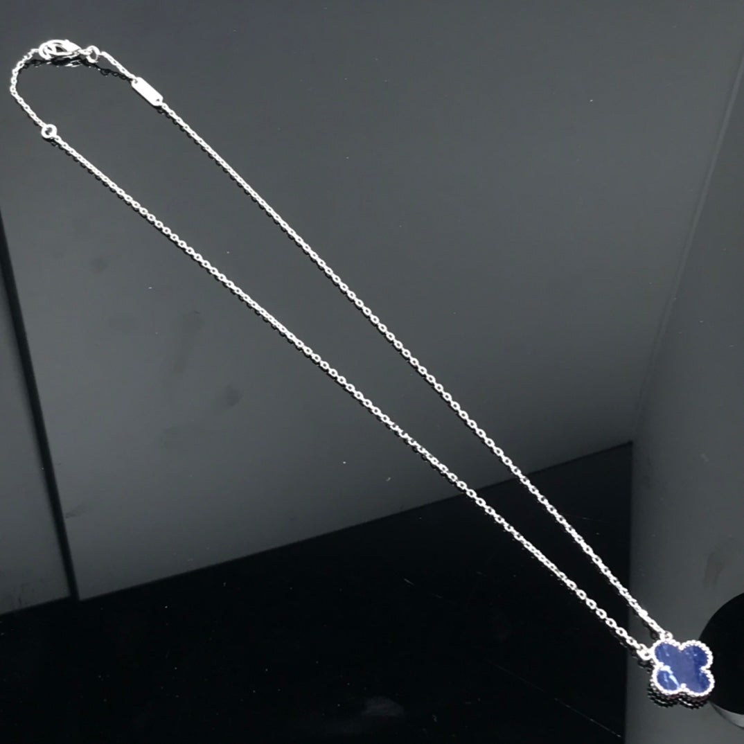 [Joyas Regalia] COLLAR LARGO DE PLATA CON TRÉBOL Y PIETERSITA