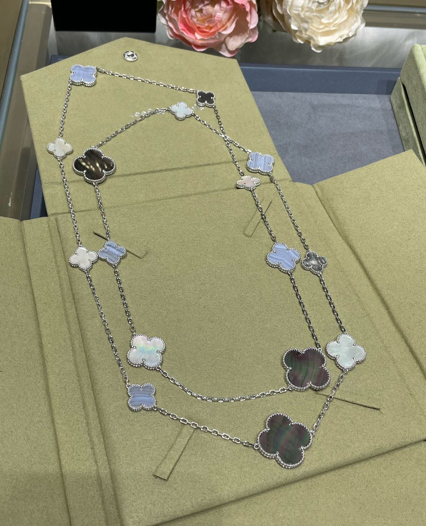[Regalia jewelry]CLOVER 16 MOTIF CHALCEDONY MOP SILVER NECKLACE