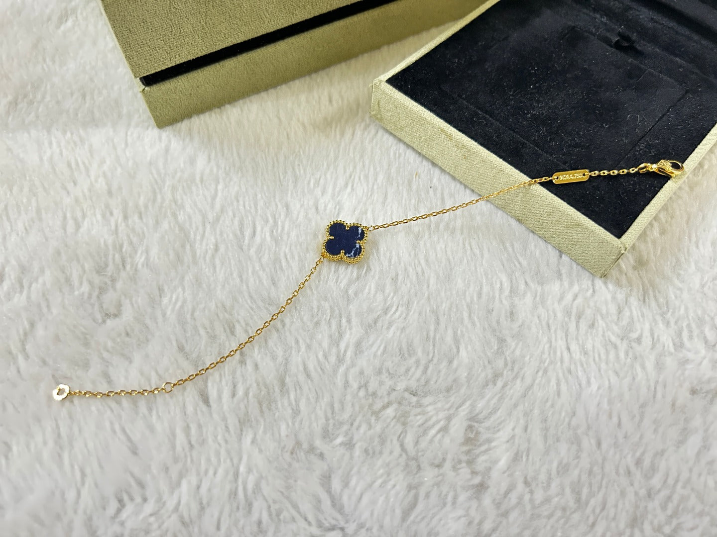 [Joyas Regalia] PULSERA DE PIETERSITA CON MOTIVO DE TRÉBOL 1