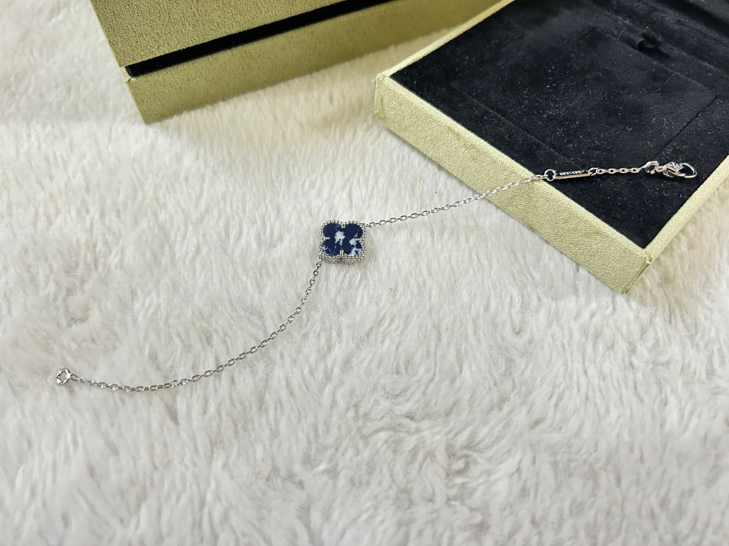 [Joyas Regalia] PULSERA DE PIETERSITA CON MOTIVO DE TRÉBOL 1