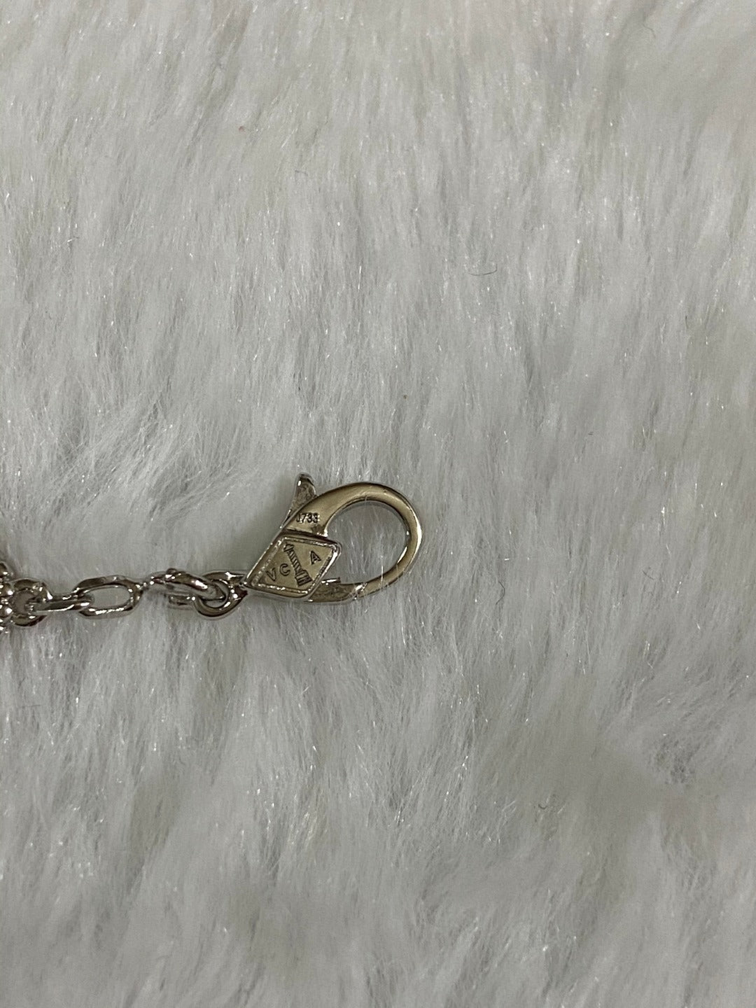 [Joyas Regalia] PULSERA DE PIETERSITA CON MOTIVO DE TRÉBOL 1