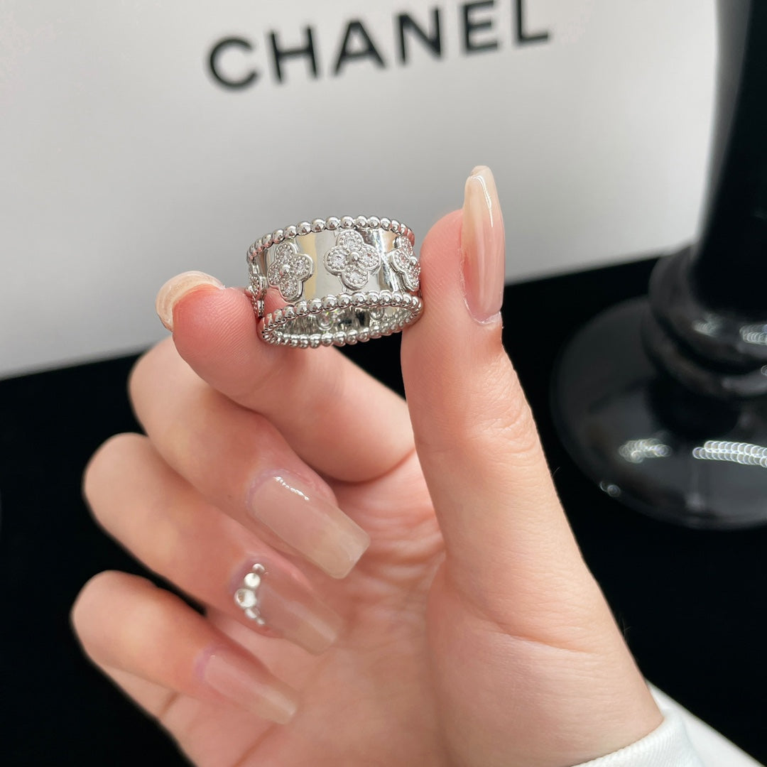[Joyas Regalia] ANILLO GRANDE DE DIAMANTES PERLEE 