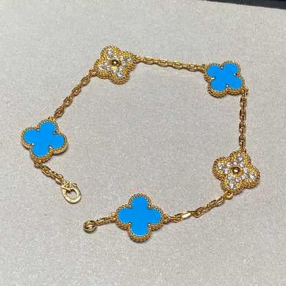 [Joyas Regalia] PULSERA DE ORO CON 5 DIAMANTES Y CALCEDONIA AZUL CON MOTIVO DE TRÉBOL 