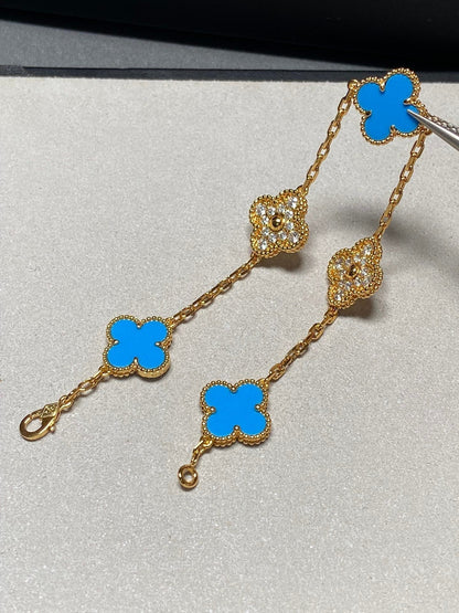 [Joyas Regalia] PULSERA DE ORO CON 5 DIAMANTES Y CALCEDONIA AZUL CON MOTIVO DE TRÉBOL 