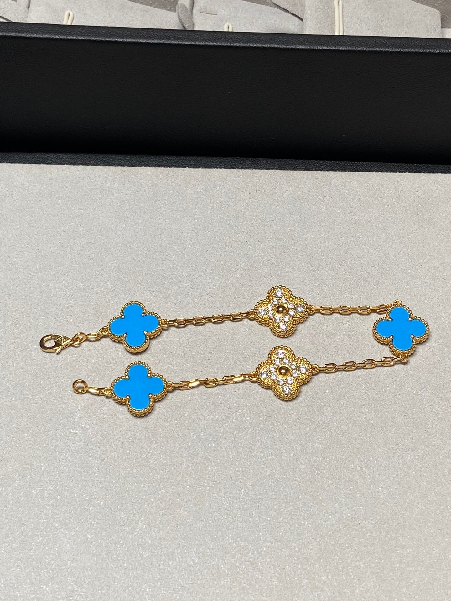 [Joyas Regalia] PULSERA DE ORO CON 5 DIAMANTES Y CALCEDONIA AZUL CON MOTIVO DE TRÉBOL 