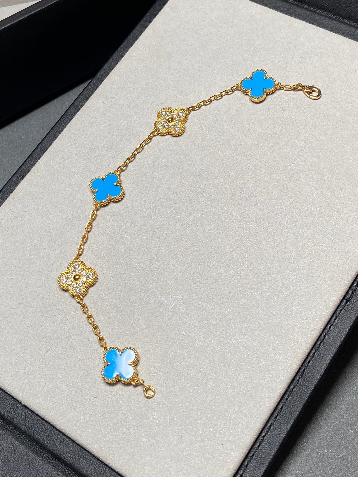 [Joyas Regalia] PULSERA DE ORO CON 5 DIAMANTES Y CALCEDONIA AZUL CON MOTIVO DE TRÉBOL 