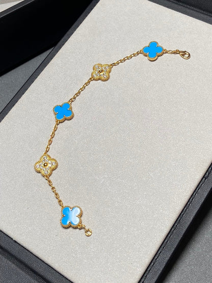 [Joyas Regalia] PULSERA DE ORO CON 5 DIAMANTES Y CALCEDONIA AZUL CON MOTIVO DE TRÉBOL 