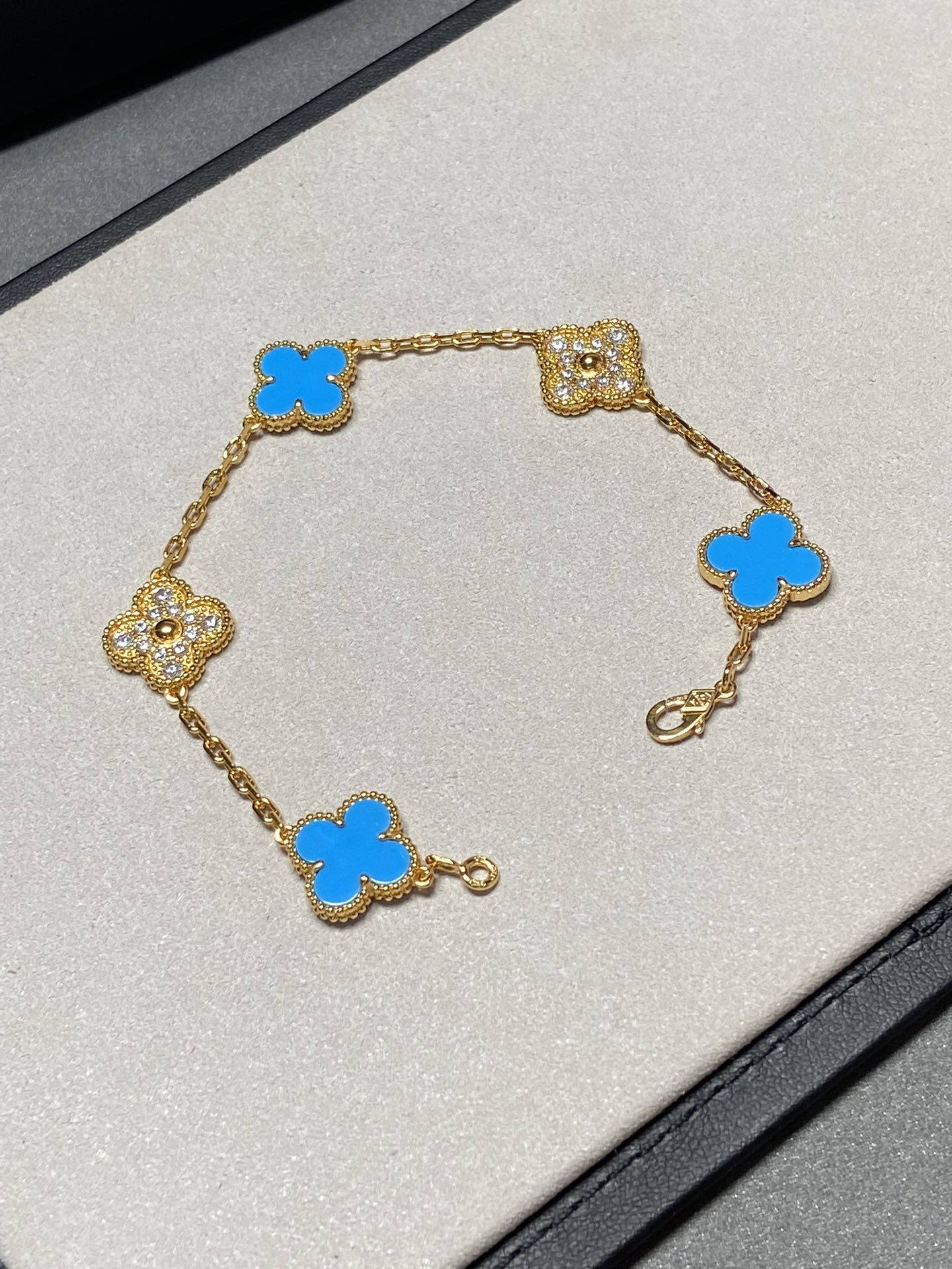 [Joyas Regalia] PULSERA DE ORO CON 5 DIAMANTES Y CALCEDONIA AZUL CON MOTIVO DE TRÉBOL 