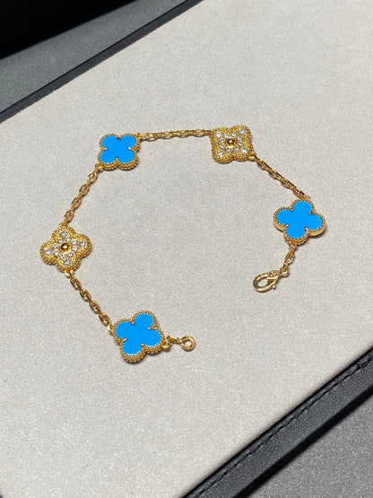 [Joyas Regalia] PULSERA DE ORO CON 5 DIAMANTES Y CALCEDONIA AZUL CON MOTIVO DE TRÉBOL 