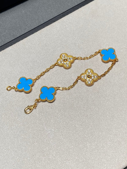 [Joyas Regalia] PULSERA DE ORO CON 5 DIAMANTES Y CALCEDONIA AZUL CON MOTIVO DE TRÉBOL 
