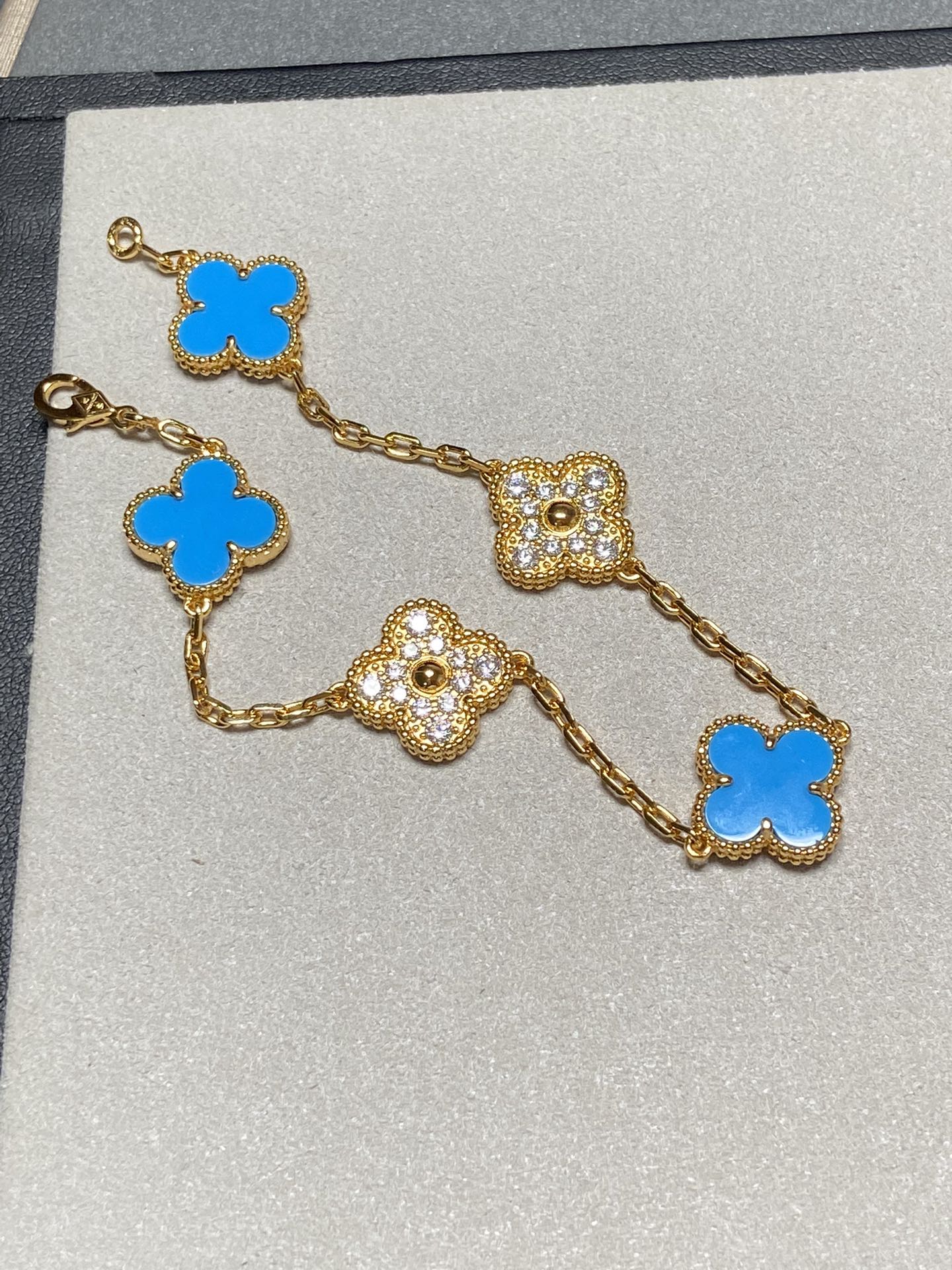 [Joyas Regalia] PULSERA DE ORO CON 5 DIAMANTES Y CALCEDONIA AZUL CON MOTIVO DE TRÉBOL 