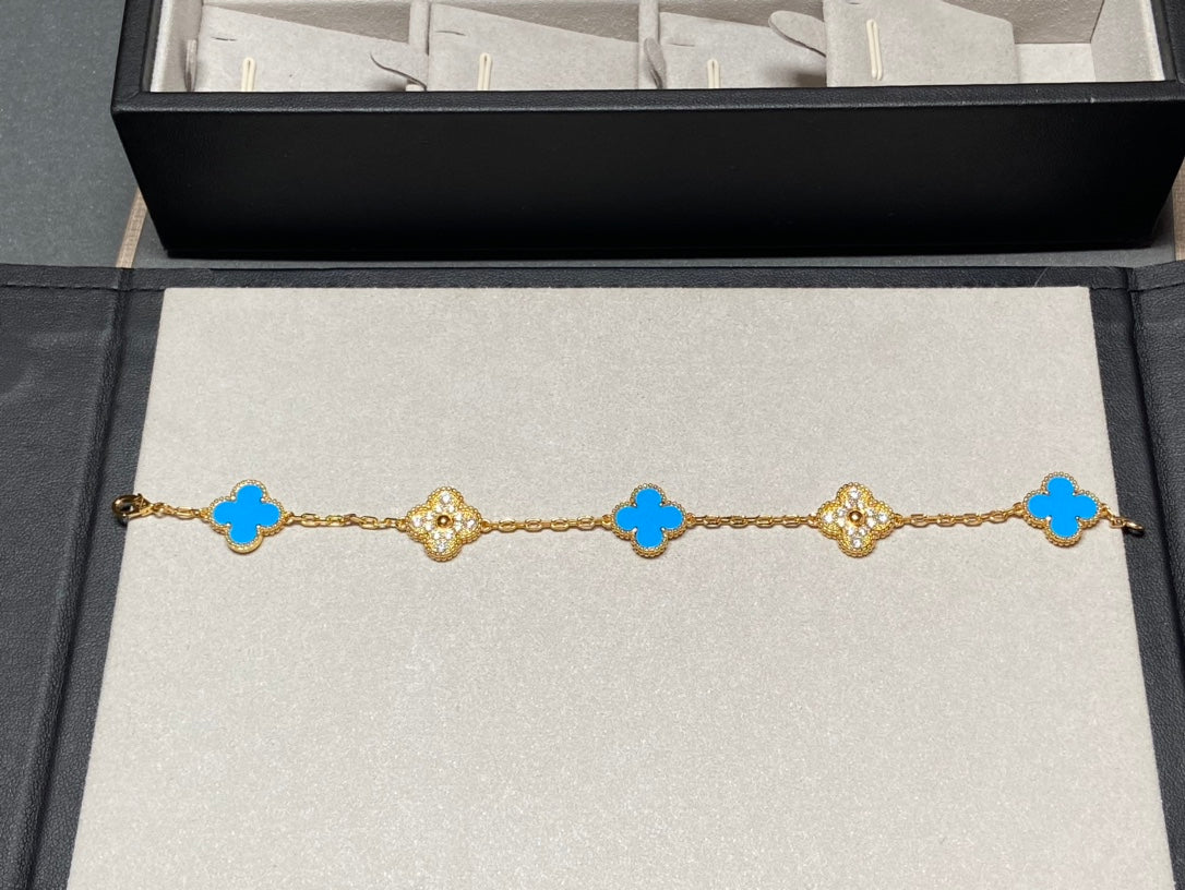 [Joyas Regalia] PULSERA DE ORO CON 5 DIAMANTES Y CALCEDONIA AZUL CON MOTIVO DE TRÉBOL 