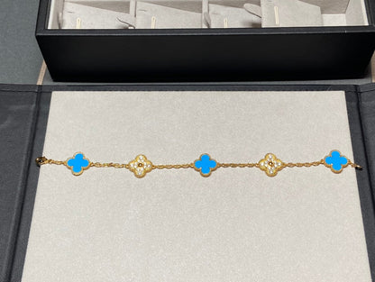 [Joyas Regalia] PULSERA DE ORO CON 5 DIAMANTES Y CALCEDONIA AZUL CON MOTIVO DE TRÉBOL 