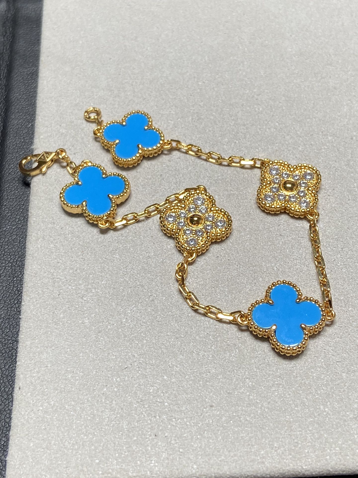 [Joyas Regalia] PULSERA DE ORO CON 5 DIAMANTES Y CALCEDONIA AZUL CON MOTIVO DE TRÉBOL 