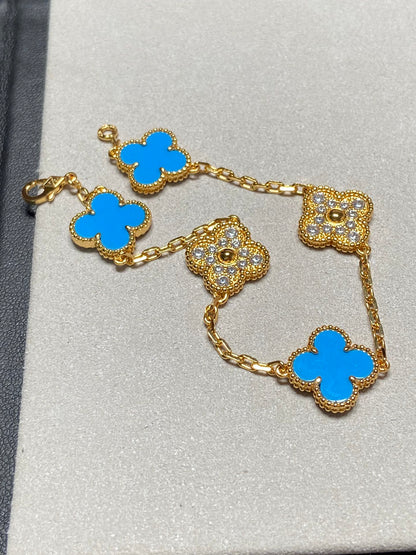 [Joyas Regalia] PULSERA DE ORO CON 5 DIAMANTES Y CALCEDONIA AZUL CON MOTIVO DE TRÉBOL 