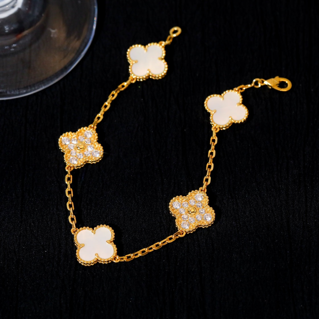 [Joyas Regalia] PULSERA DE TRÉBOL CON 5 MOTIVOS, DIAMANTE Y AZULEJO BLANCO 