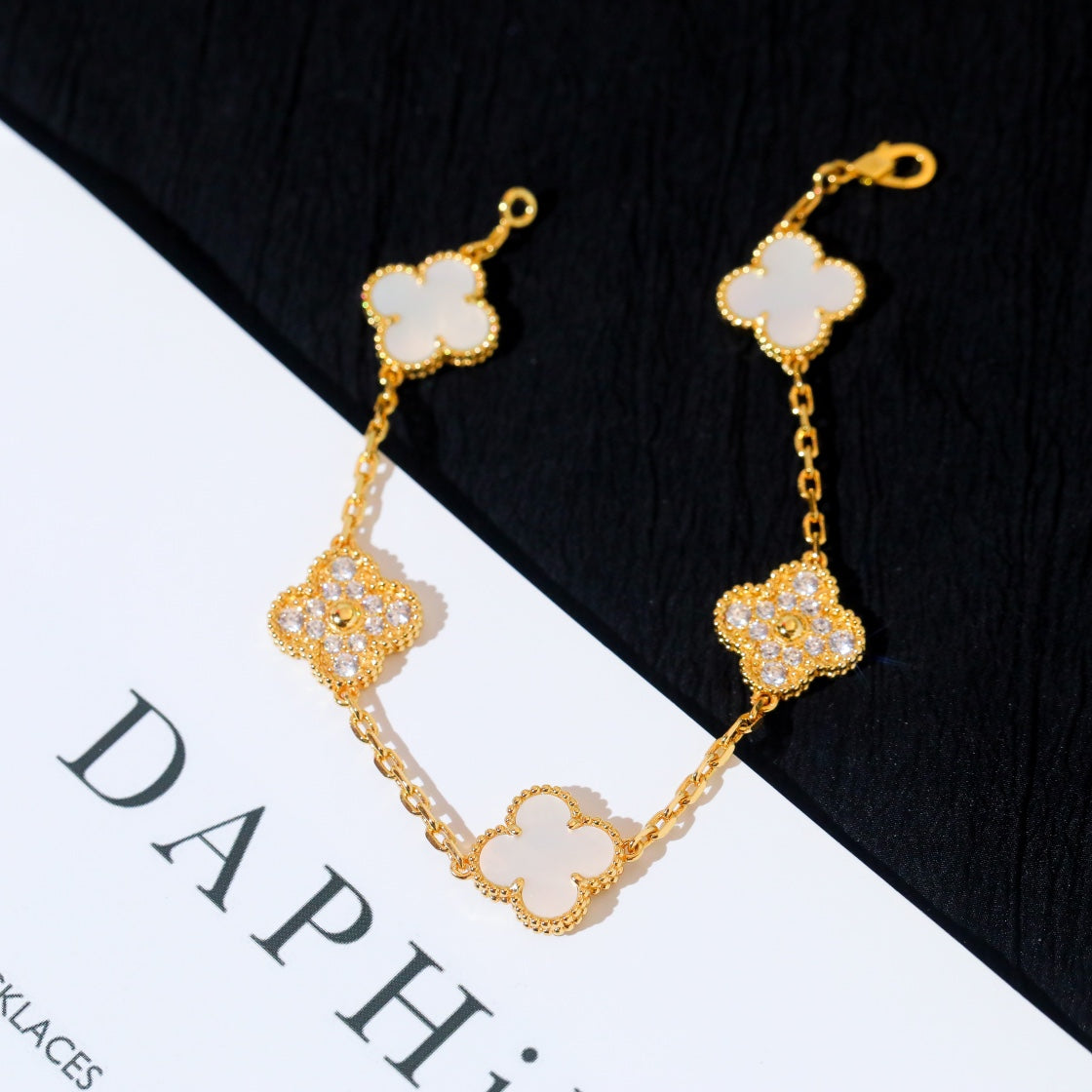 [Joyas Regalia] PULSERA DE TRÉBOL CON 5 MOTIVOS, DIAMANTE Y AZULEJO BLANCO 