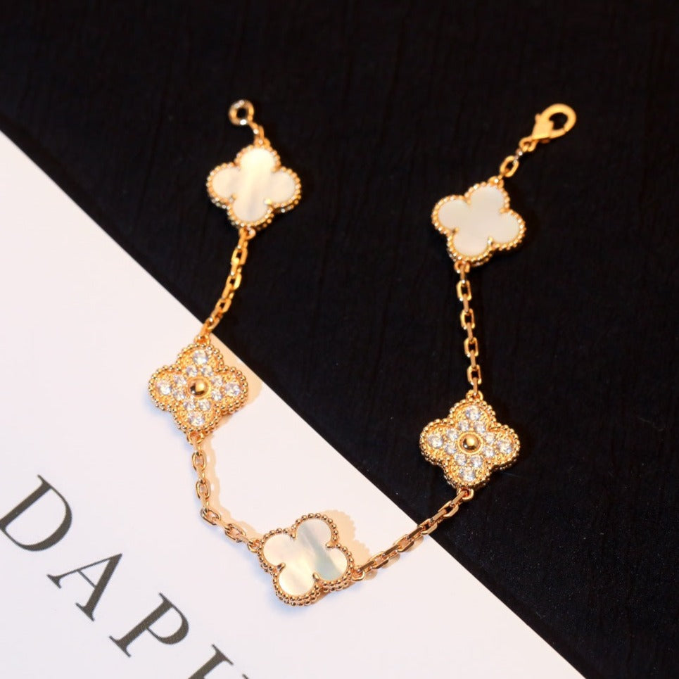 [Joyas Regalia] PULSERA DE TRÉBOL CON 5 MOTIVOS, DIAMANTE Y AZULEJO BLANCO 
