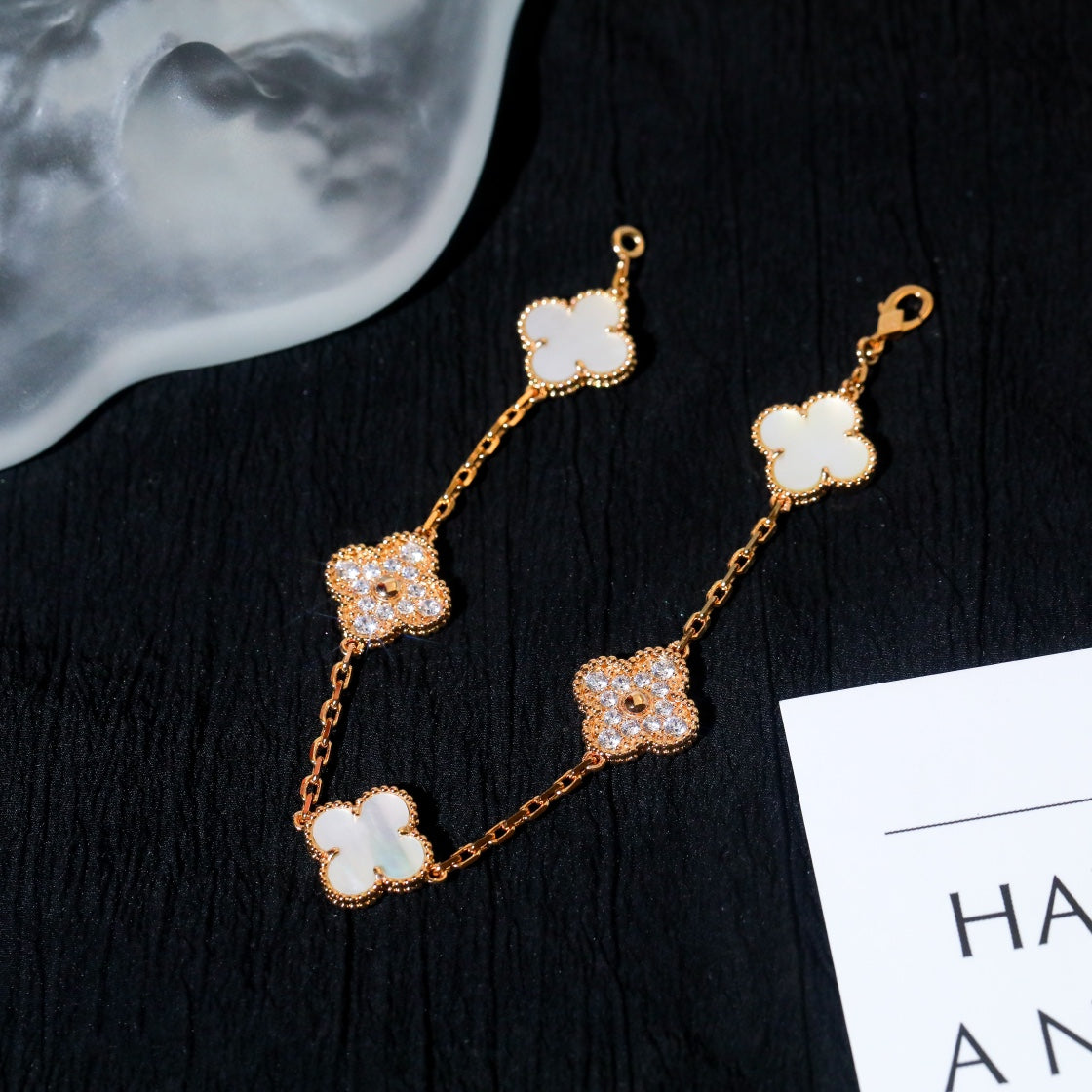 [Joyas Regalia] PULSERA DE TRÉBOL CON 5 MOTIVOS, DIAMANTE Y AZULEJO BLANCO 