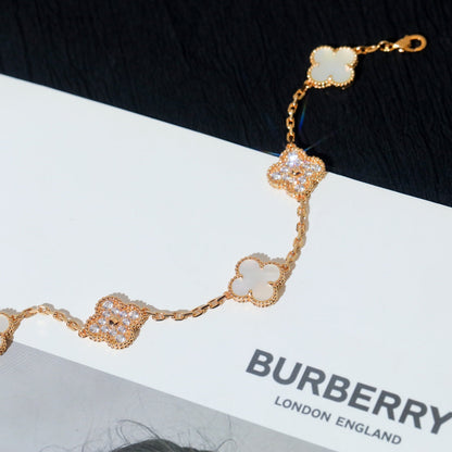 [Joyas Regalia] PULSERA DE TRÉBOL CON 5 MOTIVOS, DIAMANTE Y AZULEJO BLANCO 
