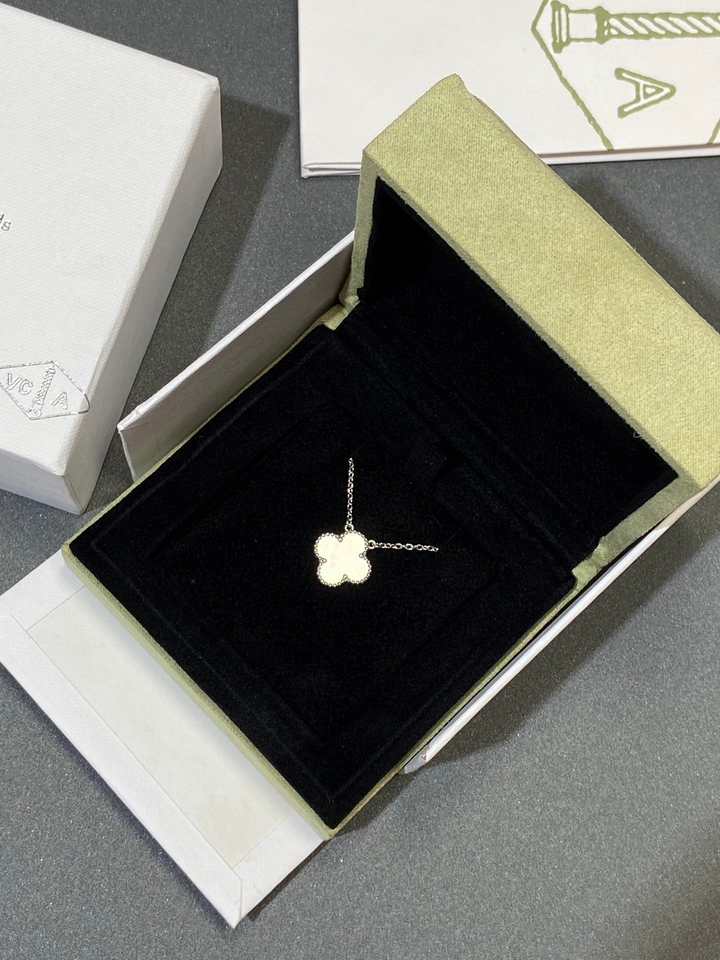 [Regalia jewelry]CLOVER MEDIUM SILVER WHITE MOP NECKLACE