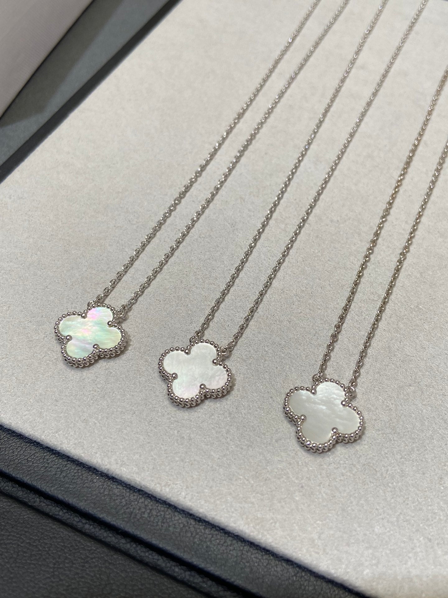 [Regalia jewelry]CLOVER MEDIUM SILVER WHITE MOP NECKLACE