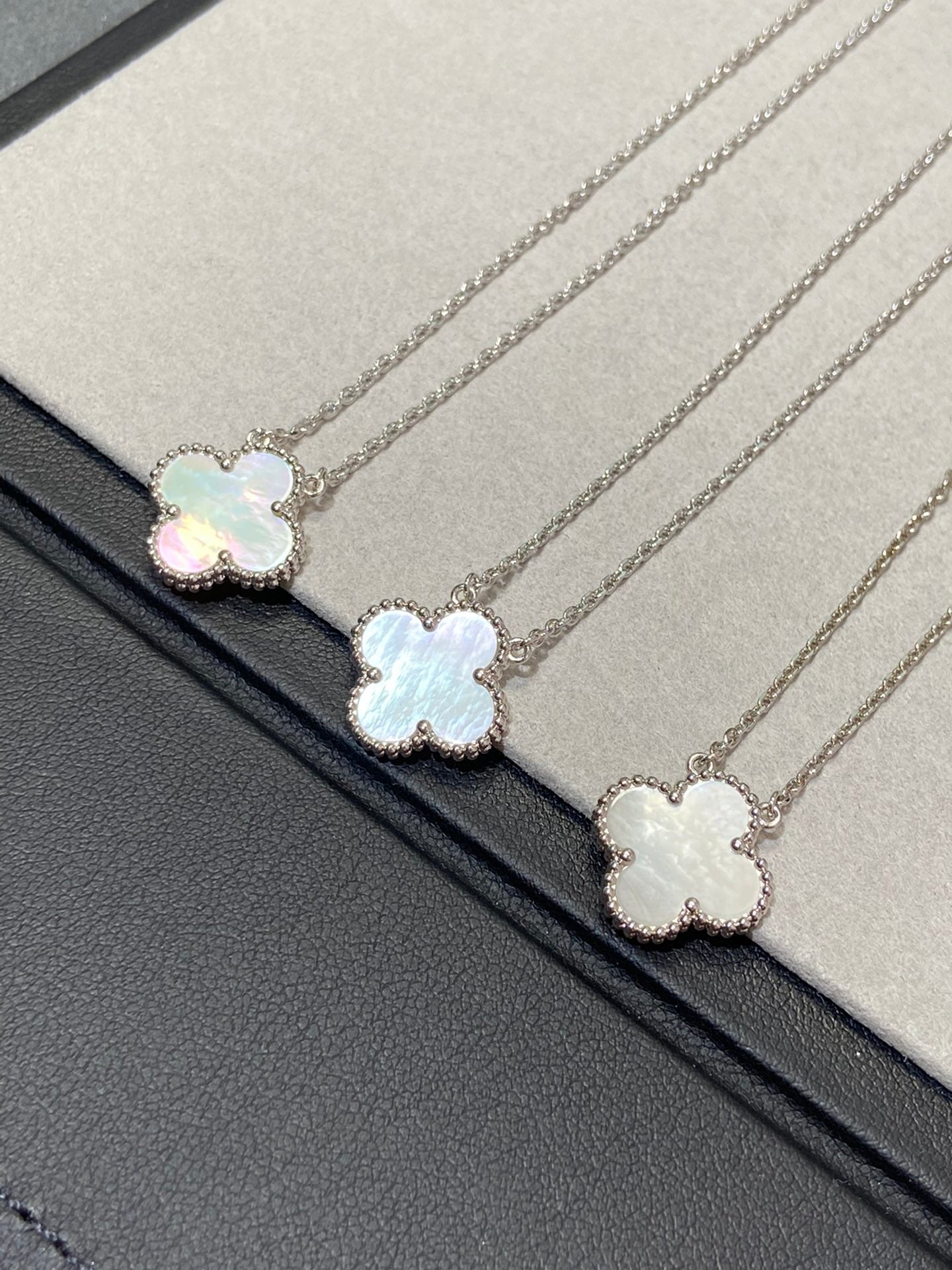 [Regalia jewelry]CLOVER MEDIUM SILVER WHITE MOP NECKLACE