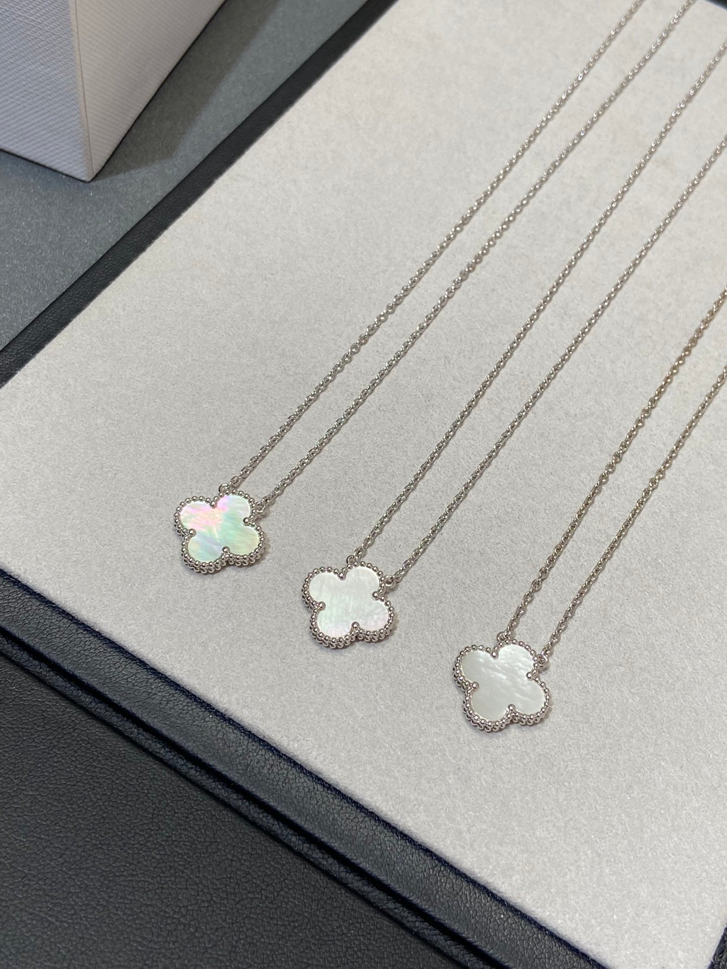 [Regalia jewelry]CLOVER MEDIUM SILVER WHITE MOP NECKLACE