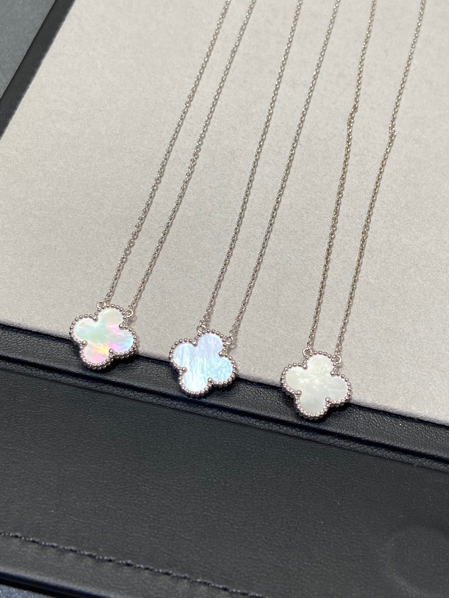 [Regalia jewelry]CLOVER MEDIUM SILVER WHITE MOP NECKLACE