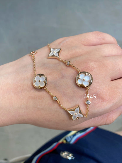 [Joyas Regalia] PULSERA DE ORO ROSA CON 4 MOTIVOS DE ESTRELLA Y SOL EN BLANCO 