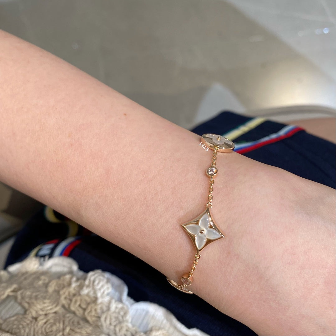 [Joyas Regalia] PULSERA DE ORO ROSA CON 4 MOTIVOS DE ESTRELLA Y SOL EN BLANCO 