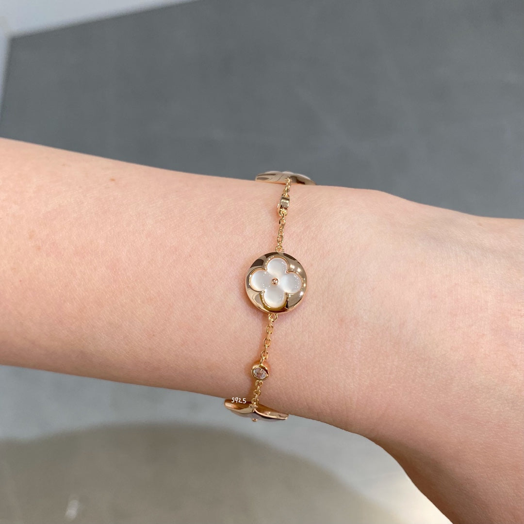 [Joyas Regalia] PULSERA DE ORO ROSA CON 4 MOTIVOS DE ESTRELLA Y SOL EN BLANCO 