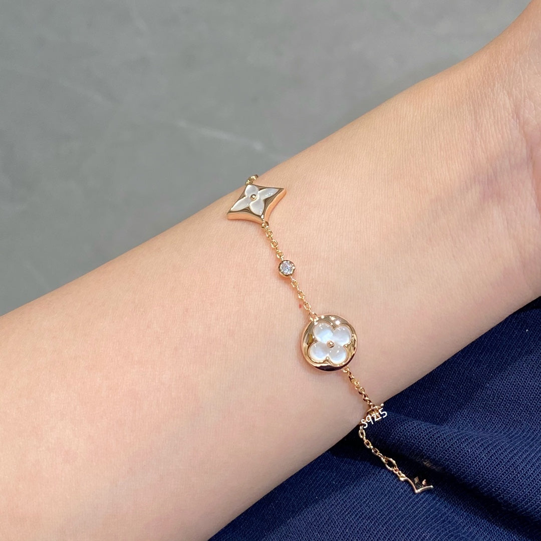 [Joyas Regalia] PULSERA DE ORO ROSA CON 4 MOTIVOS DE ESTRELLA Y SOL EN BLANCO 