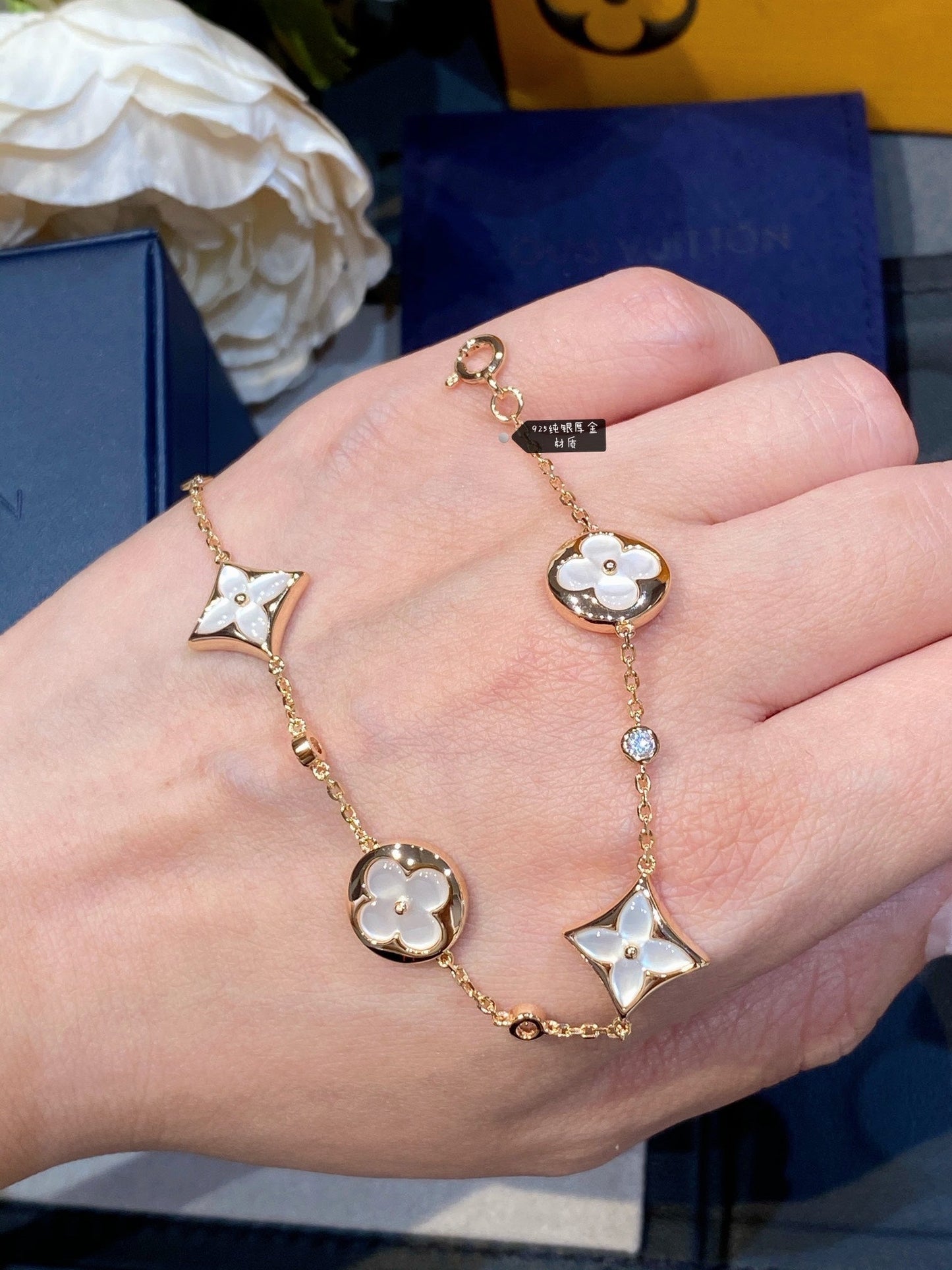 [Joyas Regalia] PULSERA DE ORO ROSA CON 4 MOTIVOS DE ESTRELLA Y SOL EN BLANCO 